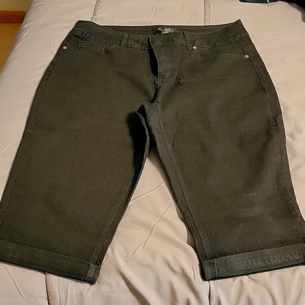 Black Jean Capri's - New